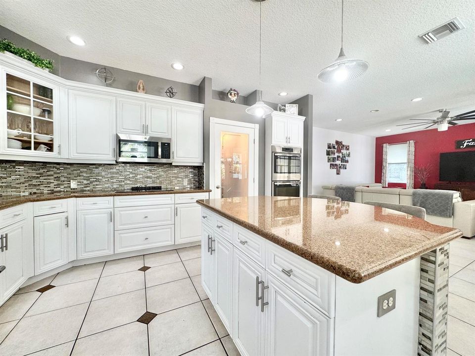KITCHEN ISLAND TO FAMILY ROOM