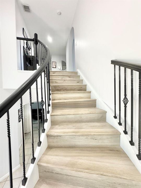 STAIRWAY WITH LAMINATE FLOORING