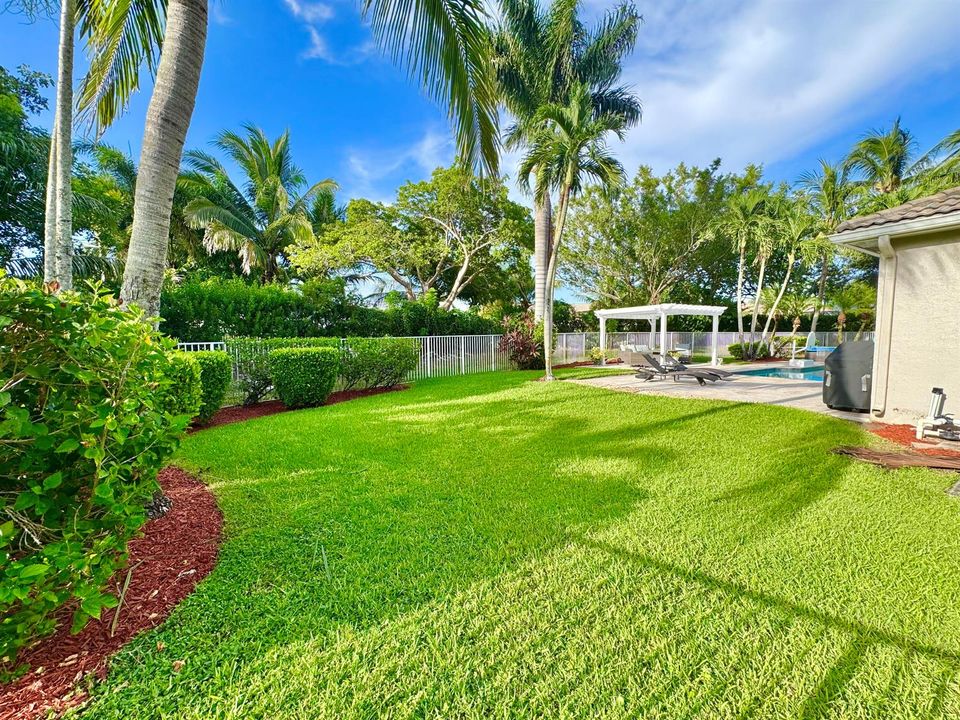 EXTRA SIDE YARD