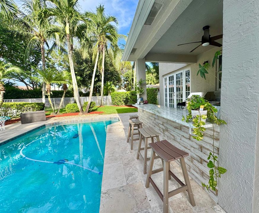 POOLSIDE SNACK BAR SEATING