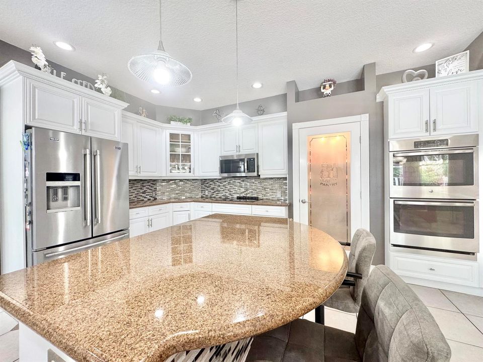 KITCHEN WITH LARGE ISLAND