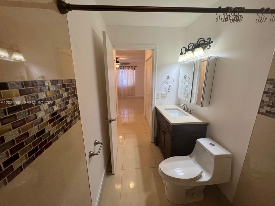 Active With Contract: $2,300 (2 beds, 2 baths, 966 Square Feet)