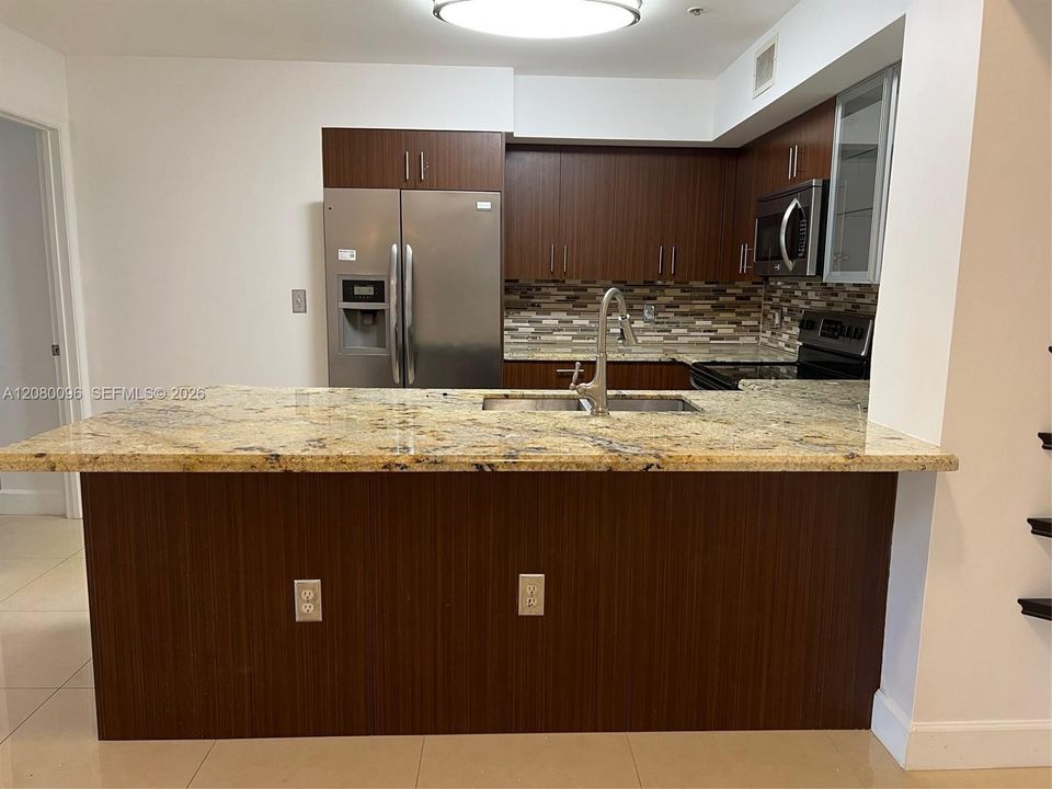 Active With Contract: $2,300 (2 beds, 2 baths, 966 Square Feet)