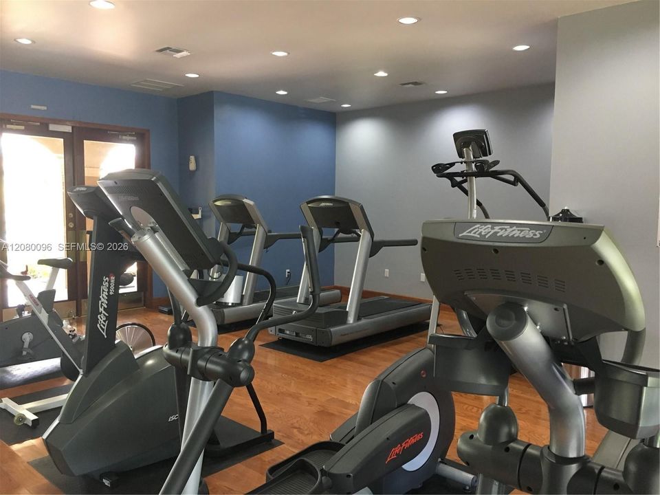 Active With Contract: $2,300 (2 beds, 2 baths, 966 Square Feet)