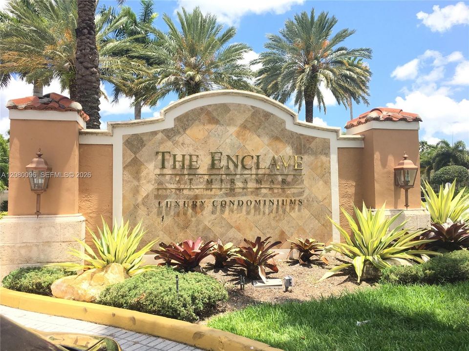 Active With Contract: $2,300 (2 beds, 2 baths, 966 Square Feet)
