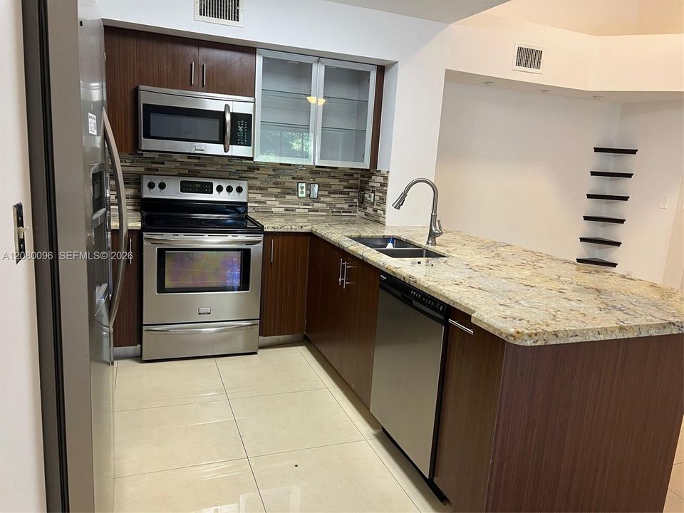 Active With Contract: $2,300 (2 beds, 2 baths, 966 Square Feet)