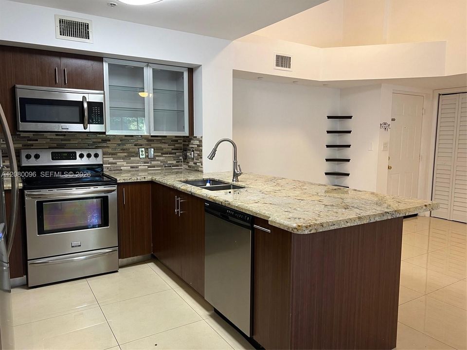 Active With Contract: $2,300 (2 beds, 2 baths, 966 Square Feet)