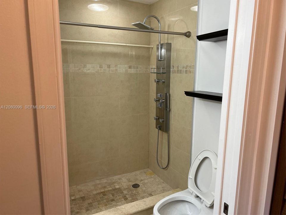 Active With Contract: $2,300 (2 beds, 2 baths, 966 Square Feet)