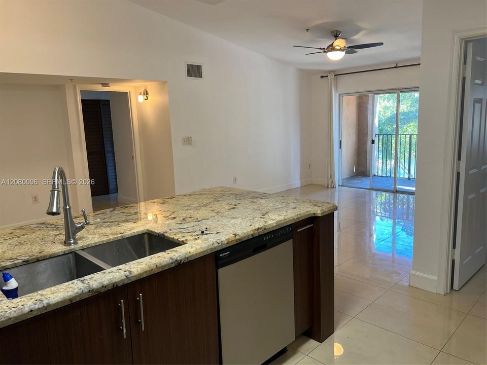 Active With Contract: $2,300 (2 beds, 2 baths, 966 Square Feet)