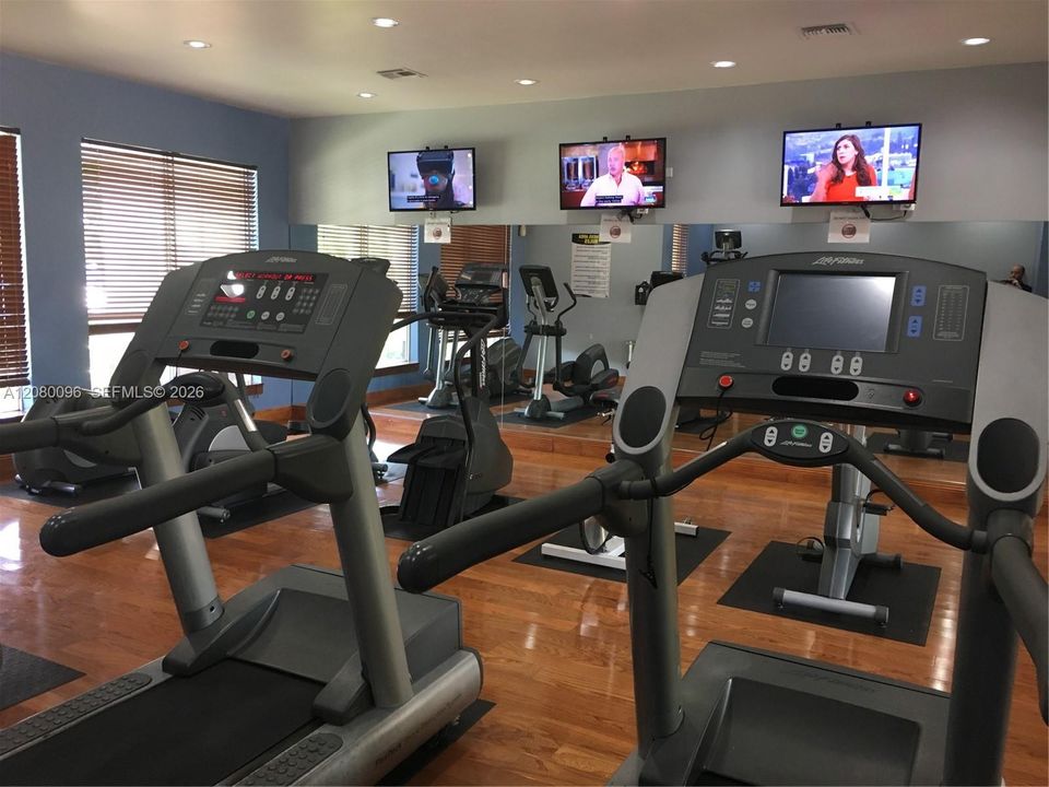 Active With Contract: $2,300 (2 beds, 2 baths, 966 Square Feet)