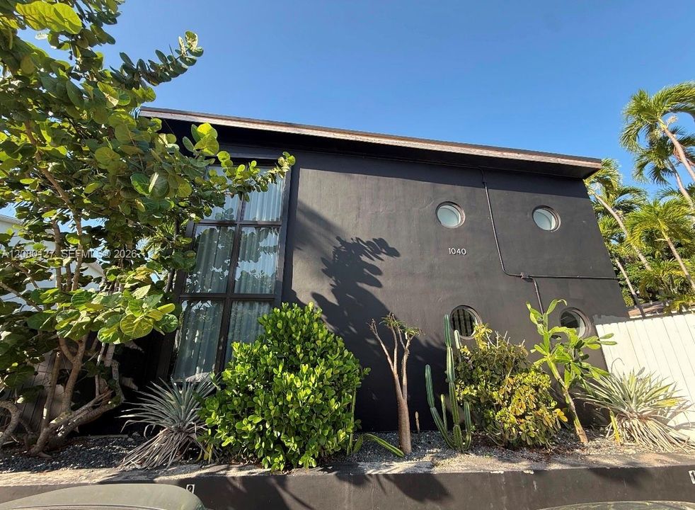 For Rent: $2,600 (1 beds, 1 baths, 880 Square Feet)