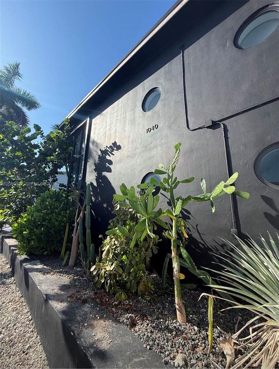 For Rent: $2,600 (1 beds, 1 baths, 880 Square Feet)