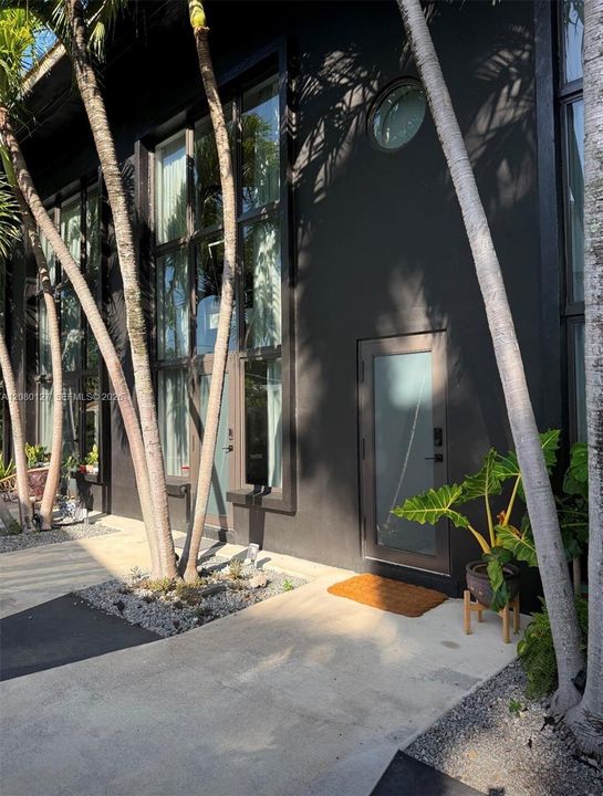 For Rent: $2,600 (1 beds, 1 baths, 880 Square Feet)