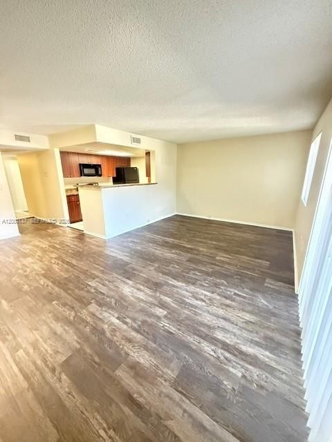 For Rent: $1,750 (1 beds, 1 baths, 720 Square Feet)