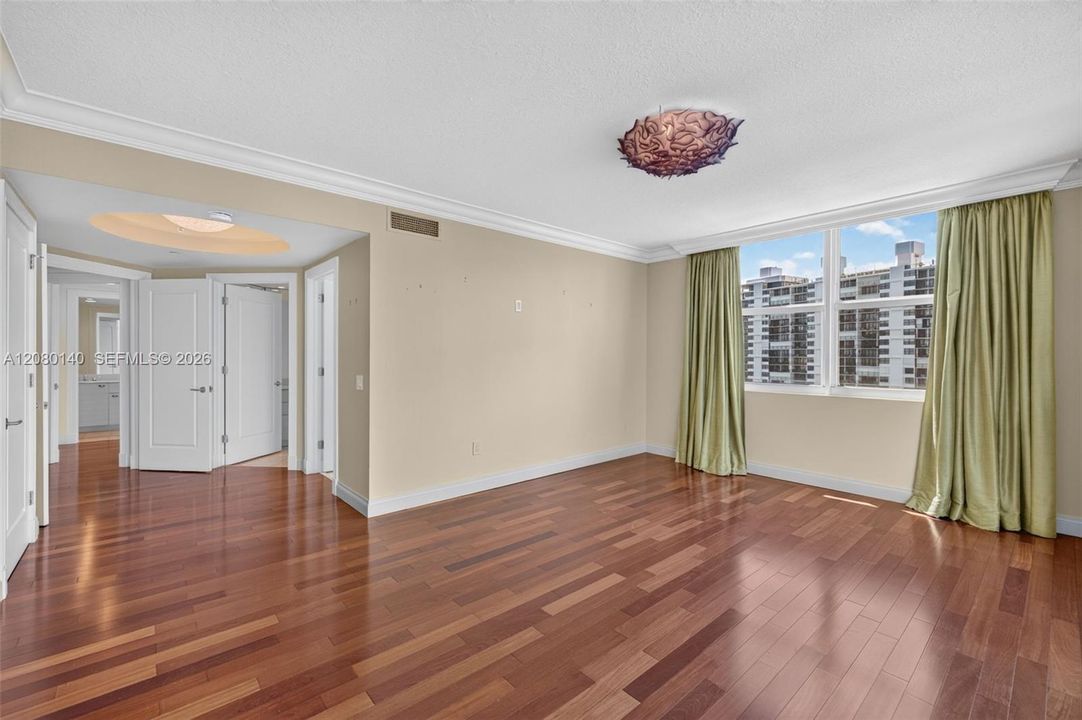 En Venta: $1,150,000 (3 camas, 2 baños, 2630 Pies cuadrados)