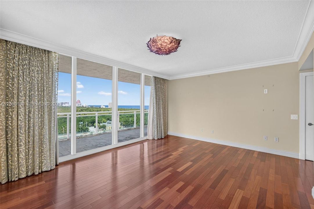 En Venta: $1,150,000 (3 camas, 2 baños, 2630 Pies cuadrados)