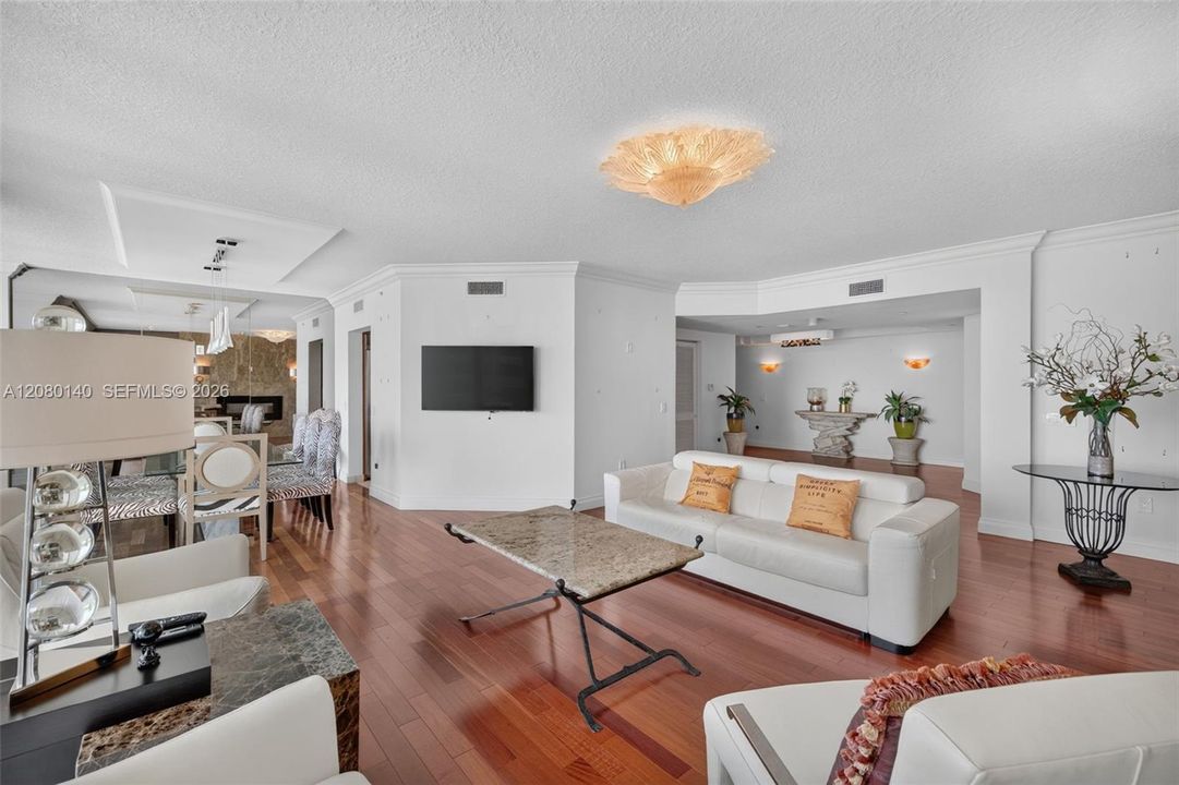 En Venta: $1,150,000 (3 camas, 2 baños, 2630 Pies cuadrados)