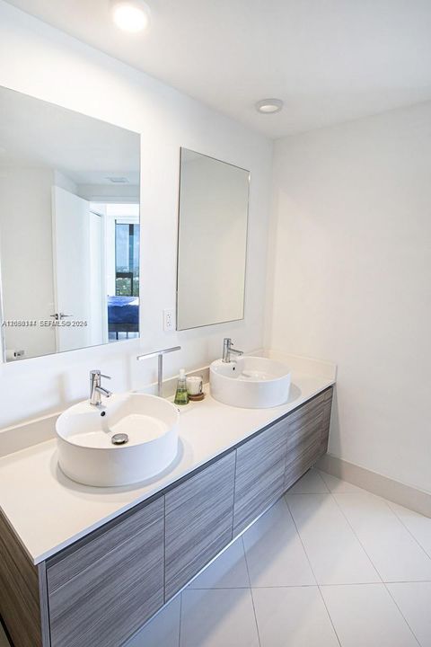 For Rent: $5,500 (2 beds, 2 baths, 864 Square Feet)