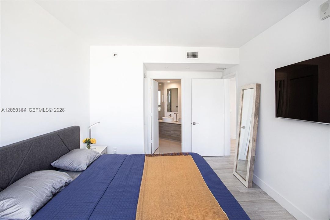 For Rent: $5,500 (2 beds, 2 baths, 864 Square Feet)
