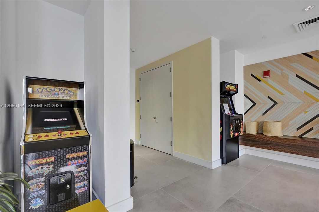 For Rent: $5,500 (2 beds, 2 baths, 864 Square Feet)
