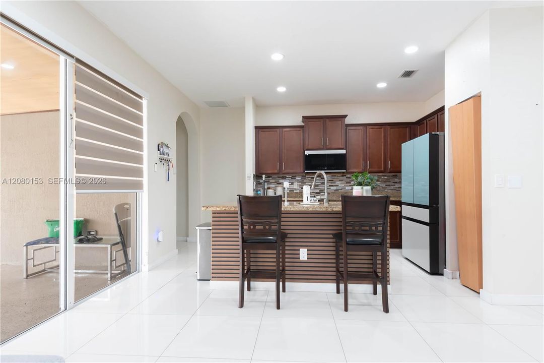 For Sale: $570,000 (4 beds, 2 baths, 864 Square Feet)