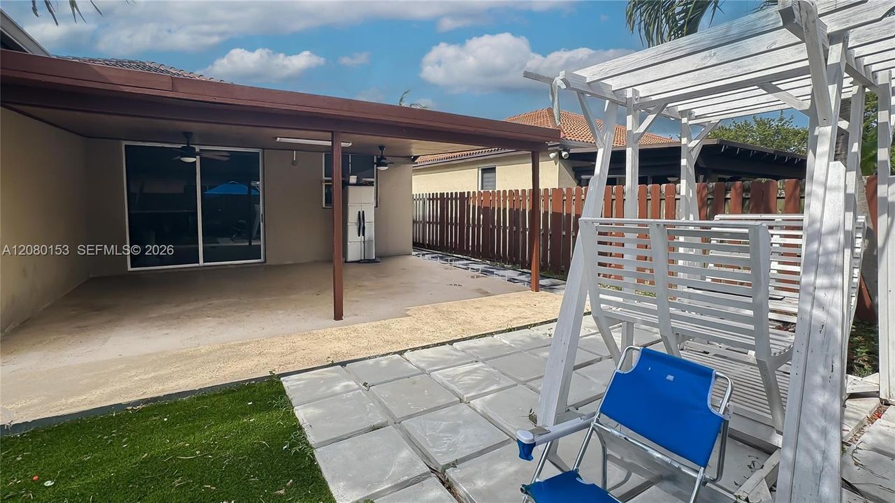 For Sale: $570,000 (4 beds, 2 baths, 864 Square Feet)