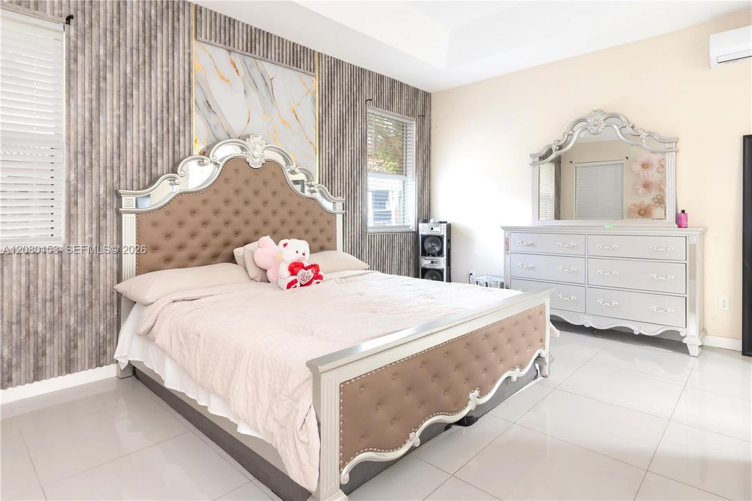 For Sale: $570,000 (4 beds, 2 baths, 864 Square Feet)