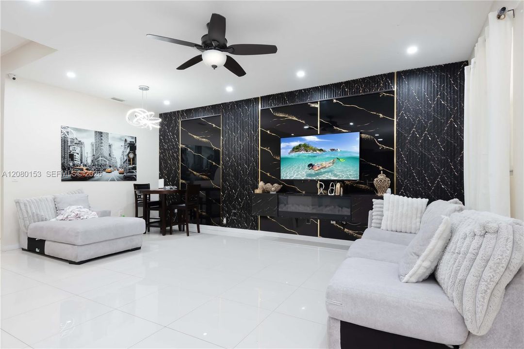 For Sale: $570,000 (4 beds, 2 baths, 864 Square Feet)