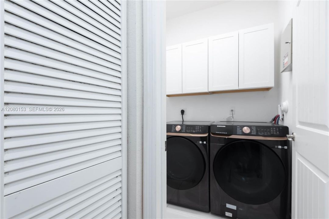 For Sale: $570,000 (4 beds, 2 baths, 864 Square Feet)