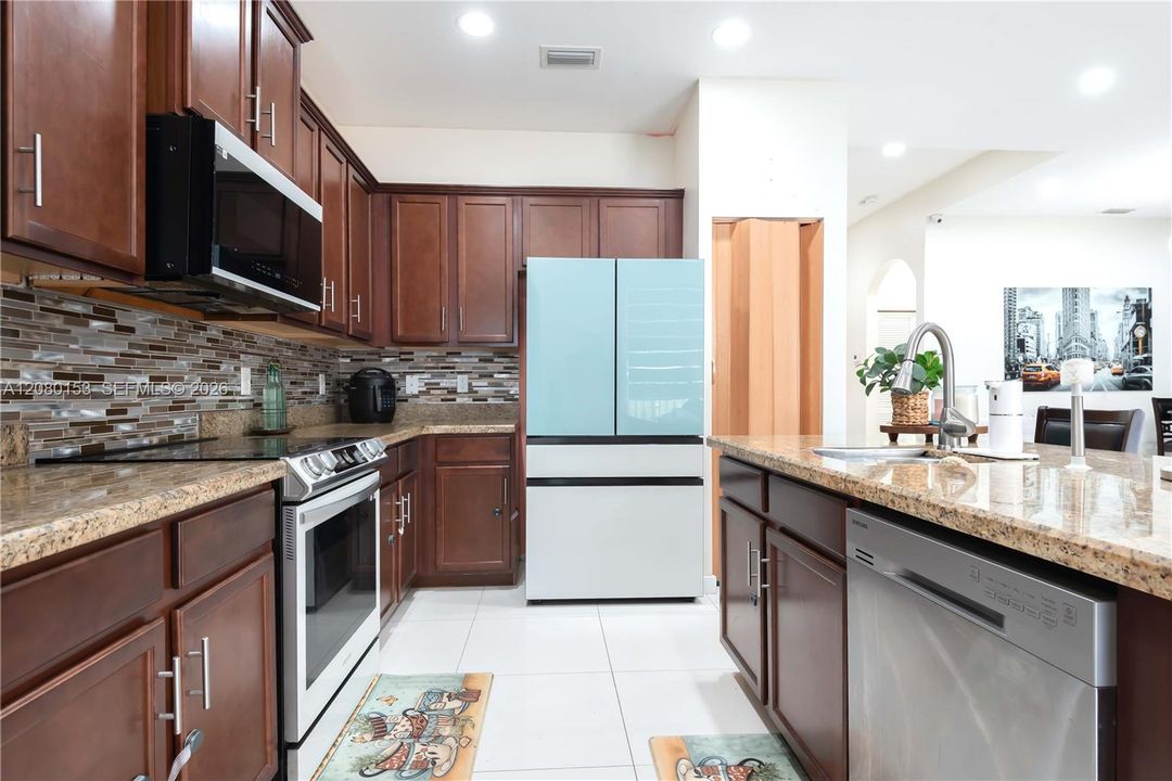 For Sale: $570,000 (4 beds, 2 baths, 864 Square Feet)