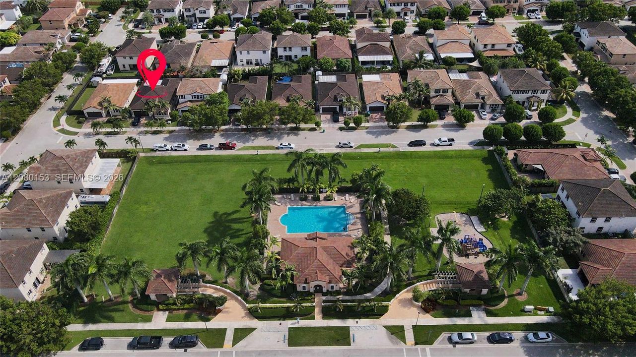 For Sale: $570,000 (4 beds, 2 baths, 864 Square Feet)