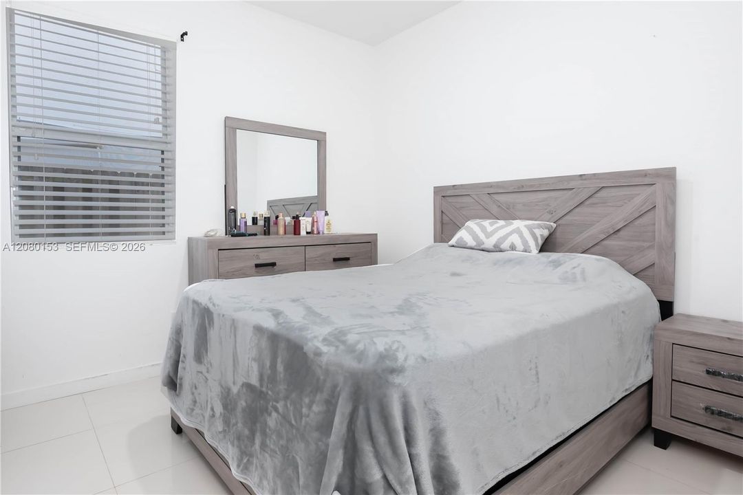 For Sale: $570,000 (4 beds, 2 baths, 864 Square Feet)