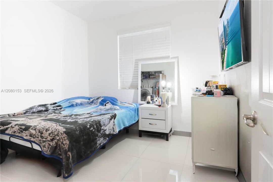 For Sale: $570,000 (4 beds, 2 baths, 864 Square Feet)