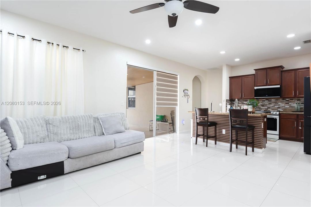 For Sale: $570,000 (4 beds, 2 baths, 864 Square Feet)