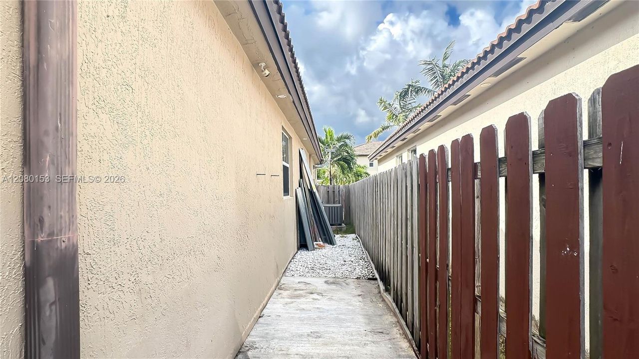 For Sale: $570,000 (4 beds, 2 baths, 864 Square Feet)