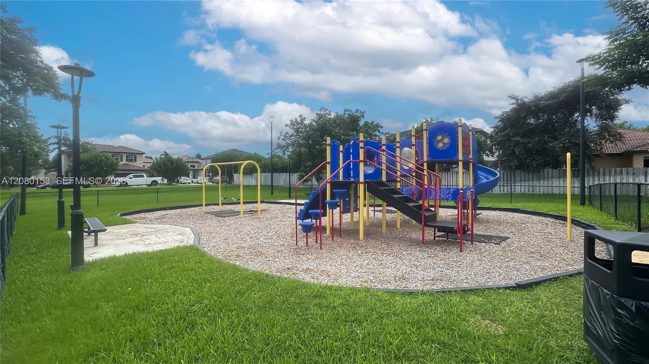 For Sale: $570,000 (4 beds, 2 baths, 864 Square Feet)