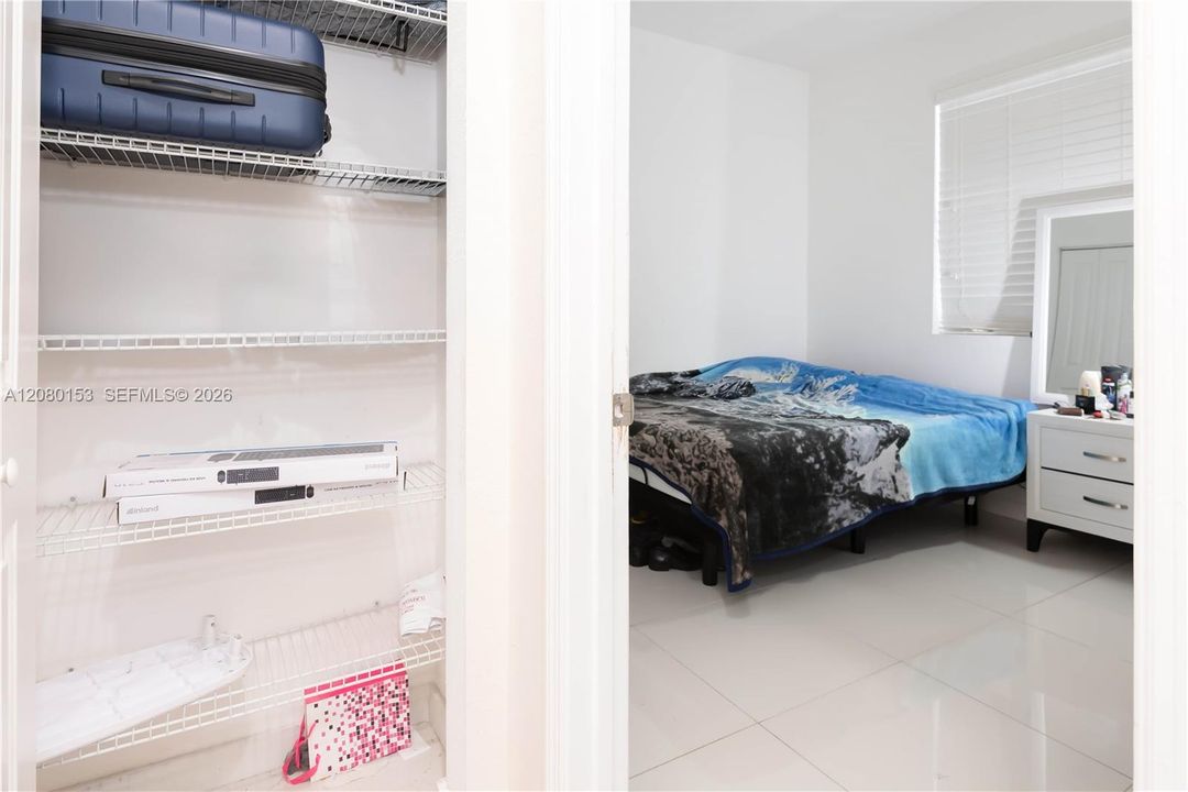 For Sale: $570,000 (4 beds, 2 baths, 864 Square Feet)