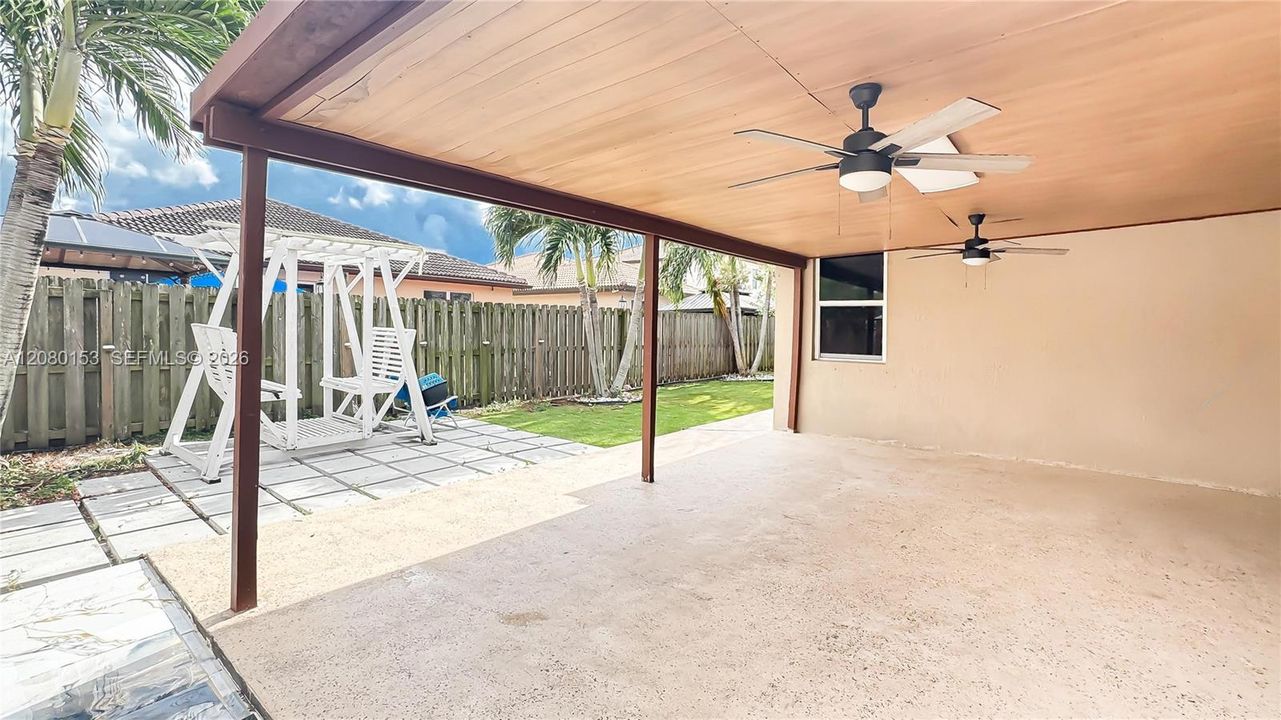 For Sale: $570,000 (4 beds, 2 baths, 864 Square Feet)