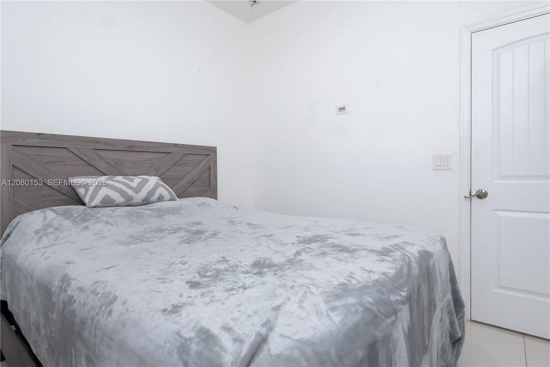 For Sale: $570,000 (4 beds, 2 baths, 864 Square Feet)