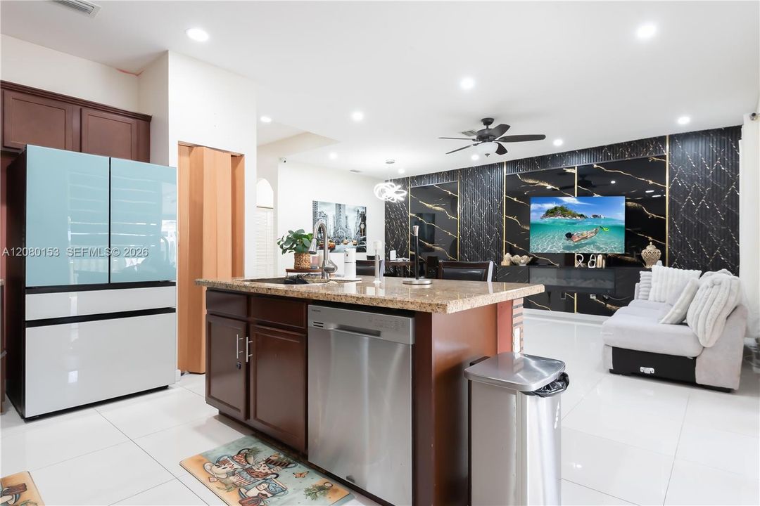 For Sale: $570,000 (4 beds, 2 baths, 864 Square Feet)