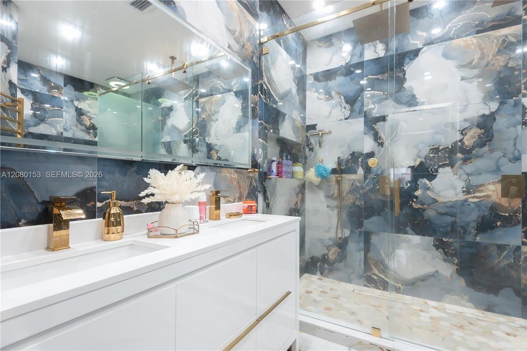 For Sale: $570,000 (4 beds, 2 baths, 864 Square Feet)