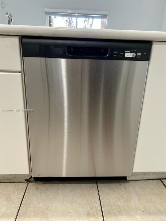 For Rent: $3,100 (3 beds, 2 baths, 1420 Square Feet)