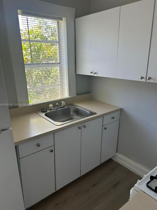 For Rent: $2,000 (2 beds, 1 baths, 8288 Square Feet)