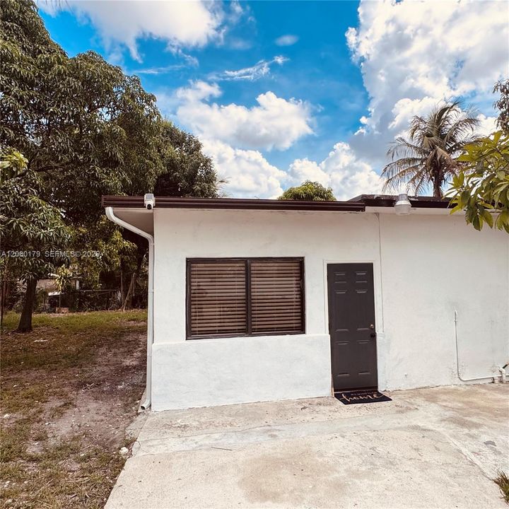 For Rent: $2,000 (1 beds, 1 baths, 1138 Square Feet)