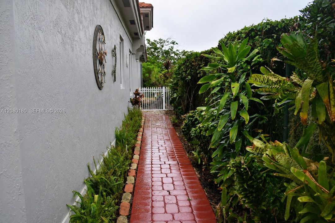For Sale: $425,000 (3 beds, 2 baths, 1426 Square Feet)