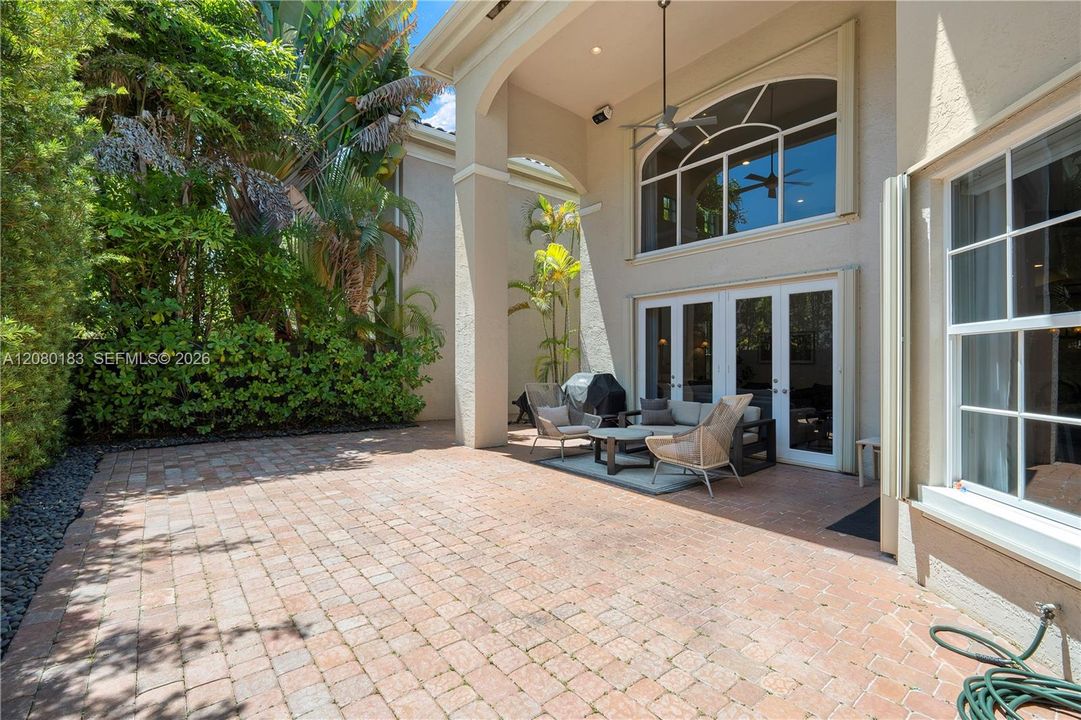 For Sale: $2,950,000 (5 beds, 3 baths, 3686 Square Feet)