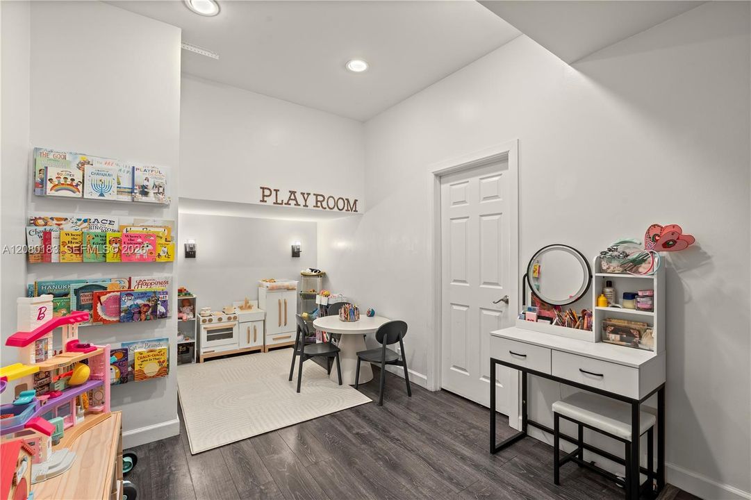 For Sale: $2,950,000 (5 beds, 3 baths, 3686 Square Feet)
