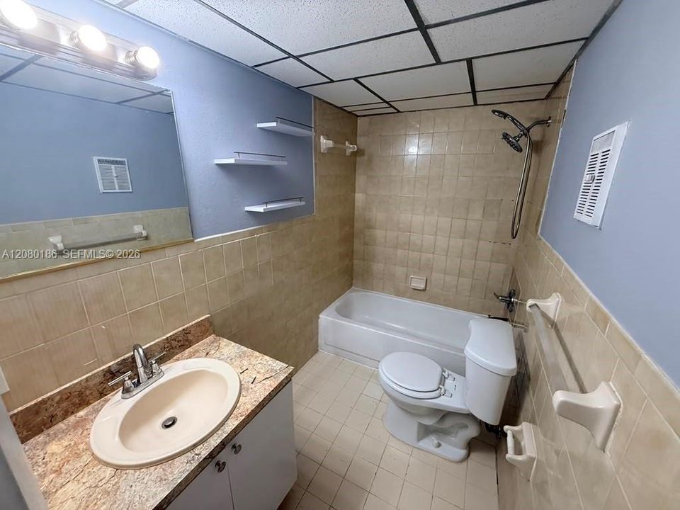 В аренду: $2,500 (2 спален, 1 ванн, 1208 Квадратных фут)