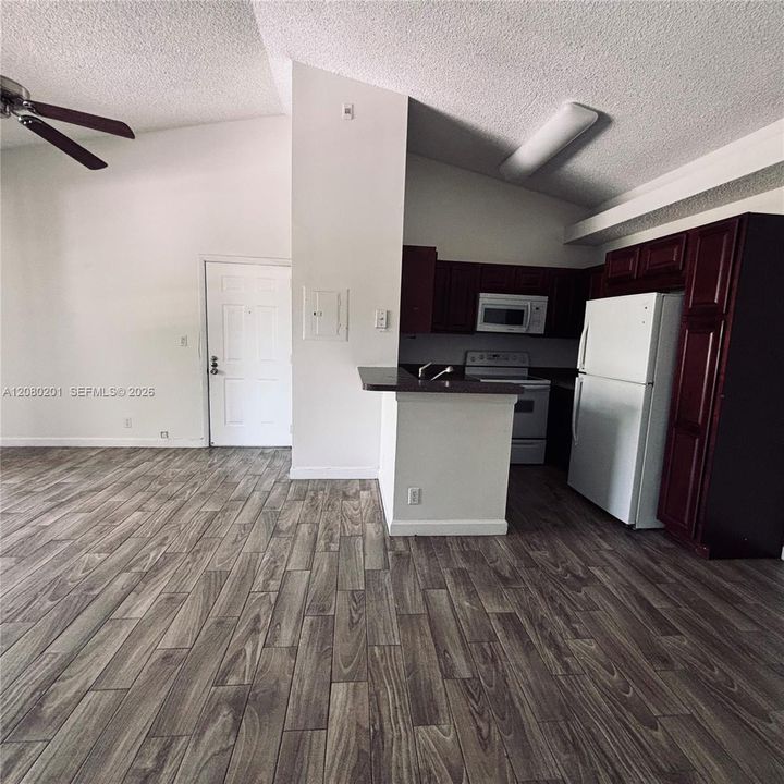 For Rent: $1,800 (1 beds, 1 baths, 620 Square Feet)
