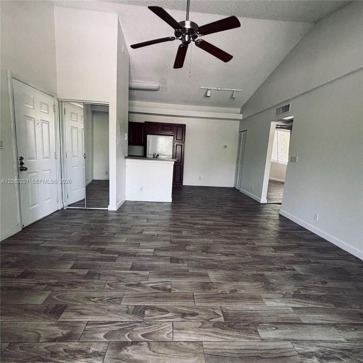 For Rent: $1,800 (1 beds, 1 baths, 620 Square Feet)